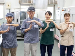 調理室で働くスタッフ  