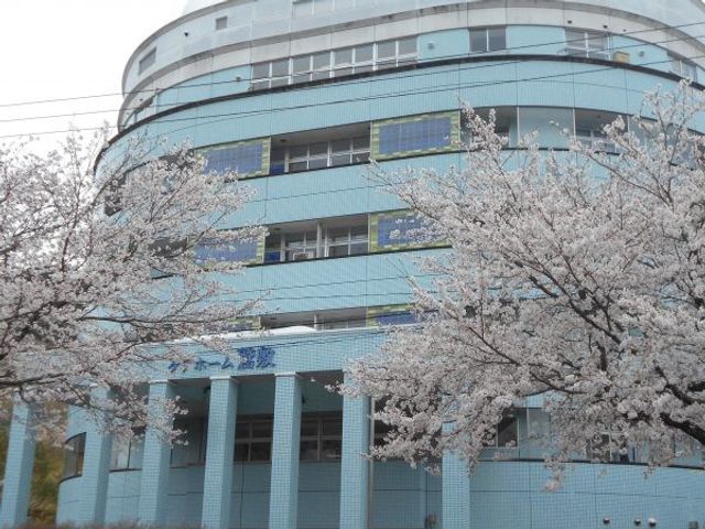桜に囲まれた外観 外観   桜に囲まれた淡い青色の建物で、明るくやわらかな印象です。就業先の雰囲気を、外からも感じやすい外観です。