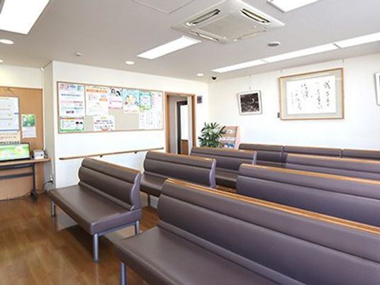 明るい待合の椅子が並ぶロビー