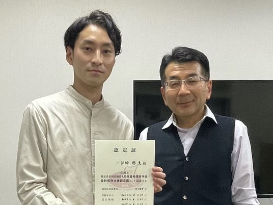 認定証を持つ男性2人