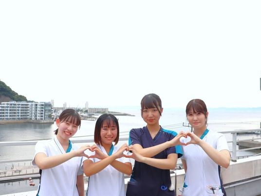 海辺で笑うスタッフイメージ  