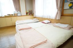 清潔な居室のベッド