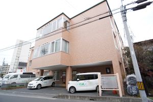 建物正面と駐車場
