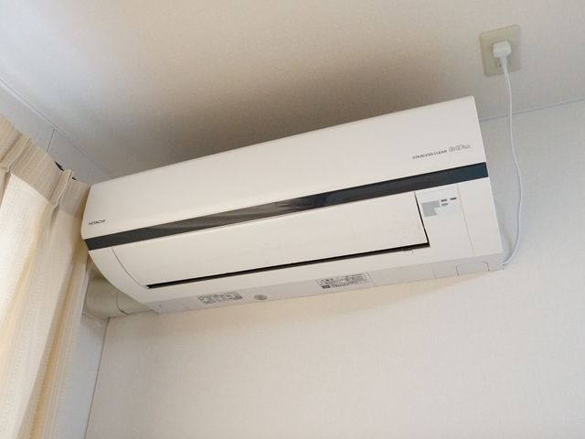 清潔なエアコンの機器 共有スペース 快適な環境を保つためのエアコンが備え付けられております。一年中、適切な温度でお過ごしいただけるよう心がけております。