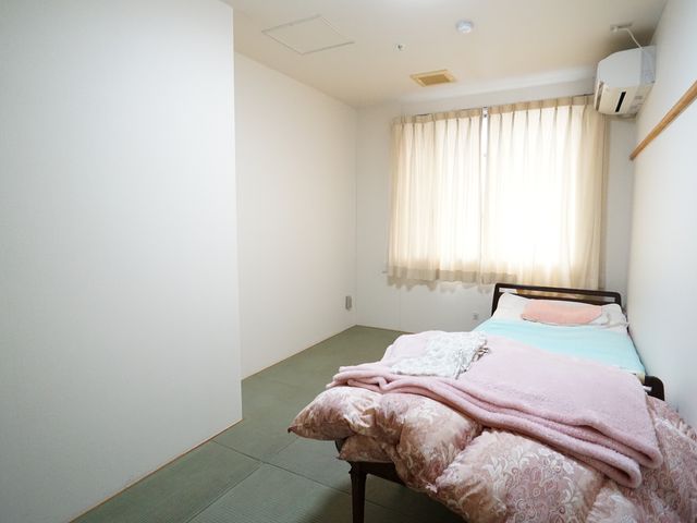 和洋折衷の居室 居室 窓からの光が心地よい居室は、和室の一角を含めて落ち着きのある空間です。ここでの生活が、あなたにとっても新たな一歩になるでしょう。