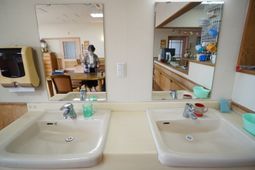 洗面台に映るダイニング