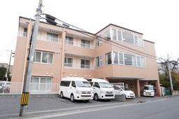 施設の外観と車両