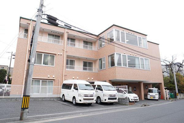 施設の外観と車両