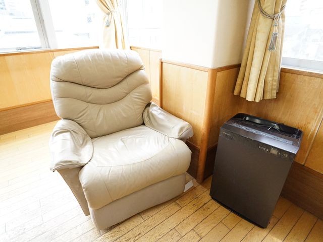 快適な椅子と暖房器具 共有スペース 木目調の温かみのあるリビングには、ゆったりとくつろげる椅子と、快適な室温を保つ暖房器具が完備されています。