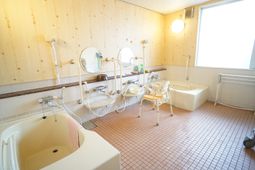 バリアフリー設計の浴室