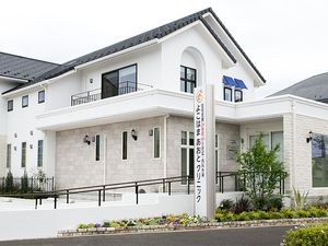 白い外観の建物  