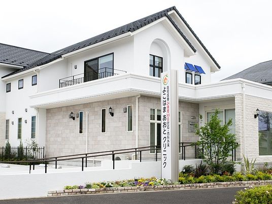 白い外観の建物  