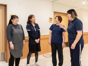 廊下で話す職員たち  