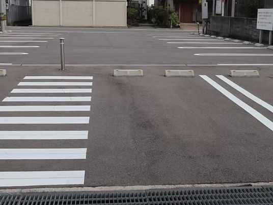 駐車場の横断歩道  