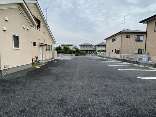 駐車場のある外観  