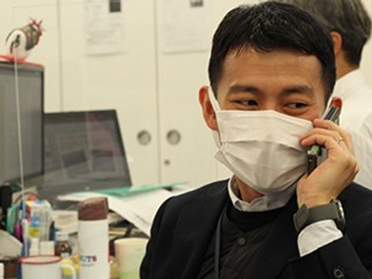通話する男性のデスク  