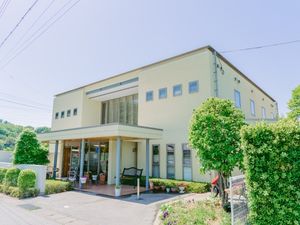 明るい建物の外観  