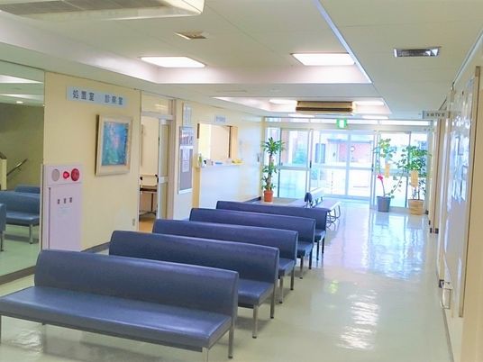 明るい待合廊下  