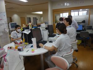 スタッフが集うフロント  