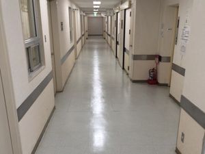 まっすぐ続く廊下  