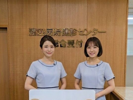 受付前のスタッフ2人  