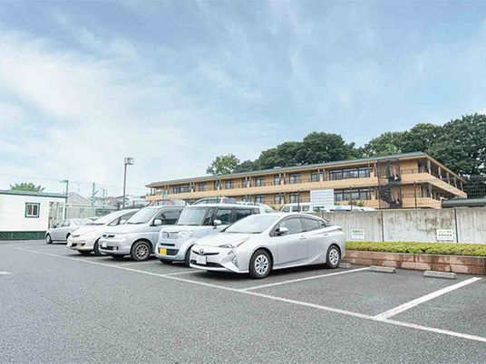 外観と駐車場  