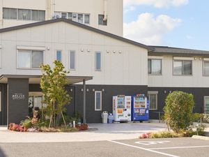明るい外観の建物前  
