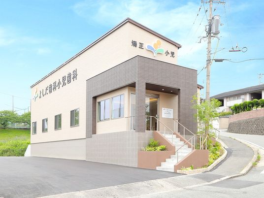 明るい外観の建物  
