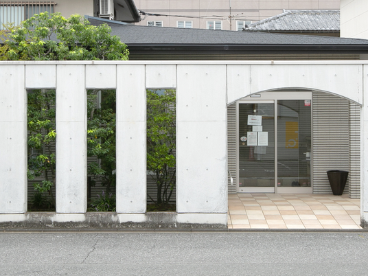植栽がのぞくエントランス  