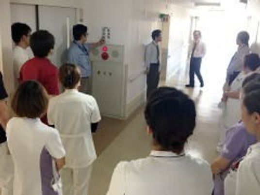 見学者が並ぶ廊下  