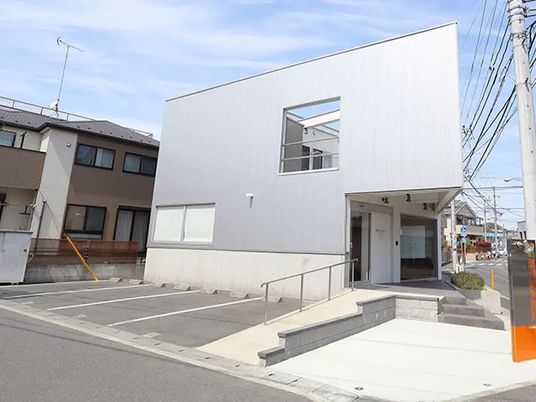 白い外観の建物  