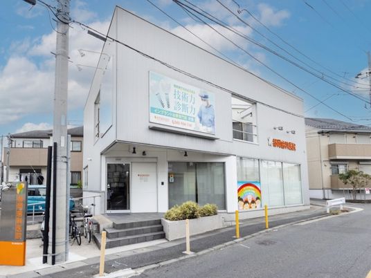明るい外観の建物  