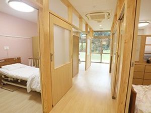 廊下と居室が見える室内  