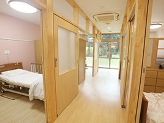 廊下と居室が見える室内  