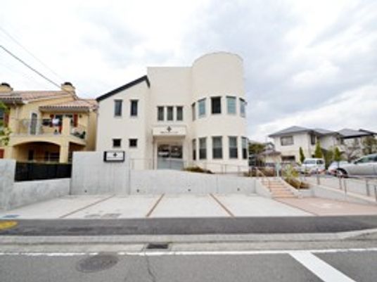 白い建物の外観  