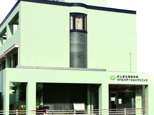 淡い緑の建物外観