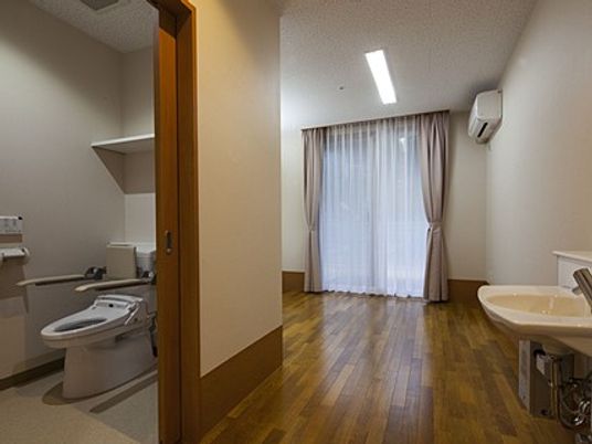 居室の洗面とトイレ  