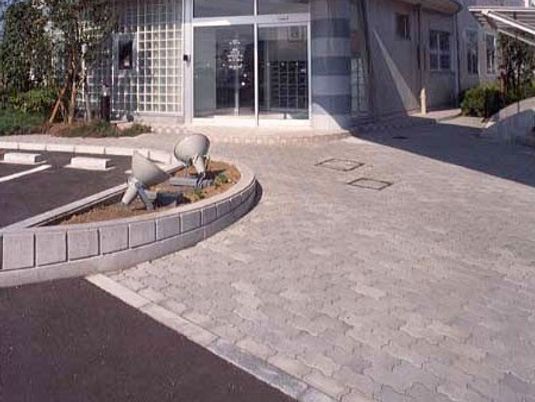 施設のエントランス前  