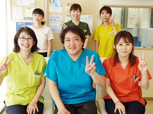 笑顔のスタッフが並ぶ受付  