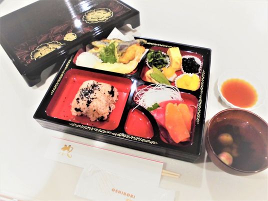美しい和風の食事が並べられたテーブル