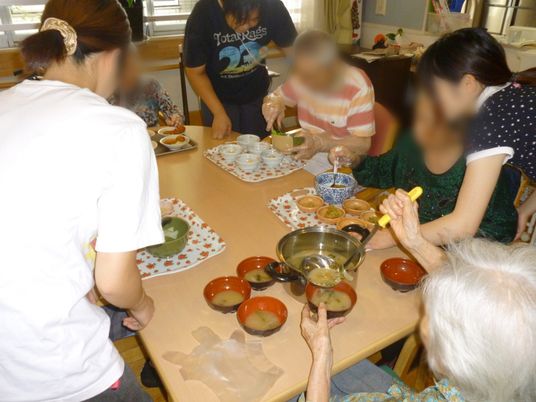 食事を囲む様子の食堂