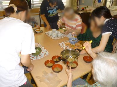 食事を囲む様子の食堂