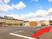建物外観と駐車場  