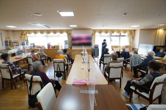 居住者が集う食堂の様子