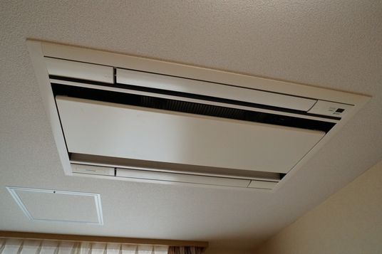 天井取り付け型エアコン
