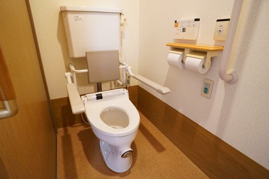 バリアフリー設計のトイレ
