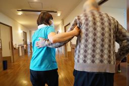 支援する人と利用者の後姿