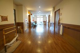 廊下の明るい空間