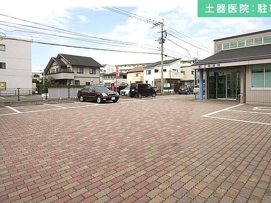 広い駐車場の外観  