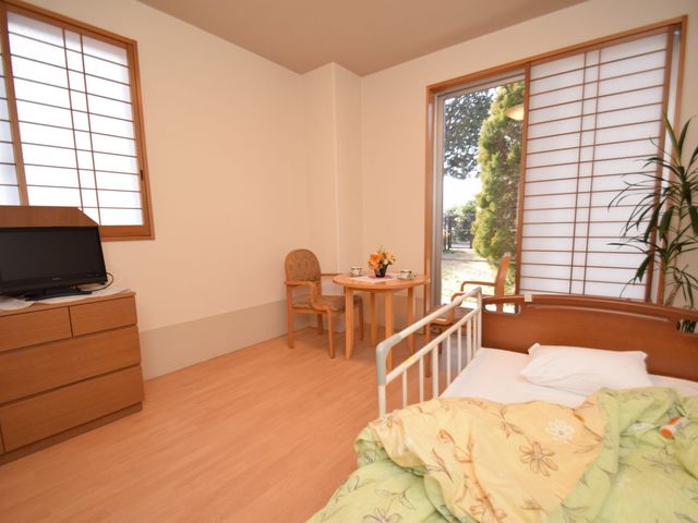 庭が見える居室 居室 自然光が降り注ぐ明るい居室で、庭を眺めながらゆったりとくつろげます。